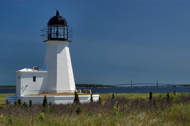 8-prudence-island-lighthouse-at-sandy-point